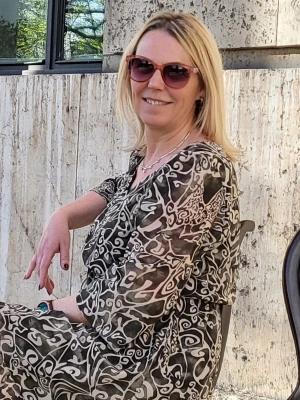 Sylvia (52/f)